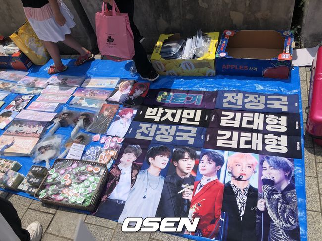 [OSEN=부산, 심언경 기자]방탄소년단 팬들이 굿즈(기념품)을 판매하고 있다./notglasses@osen.co.kr