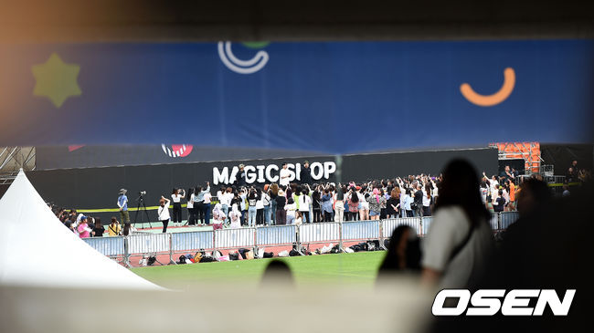 [OSEN=부산, 최규한 기자]방탄소년단 팬들이 팬미팅장에서 프로그램을 즐기고 있다. /dreamer@osen.co.kr