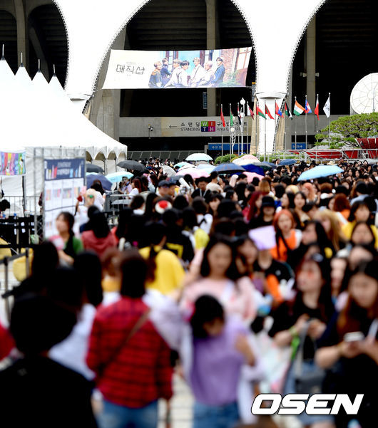 방탄소년단(RM, 슈가, 진, 제이홉, 지민, 뷔, 정국)이 15일 오후 7시 부산 아시아드 보조경기장에서 공식 글로벌 팬미팅 'BTS 5TH MUSTER MAGIC SHOP'을 개최했다.
