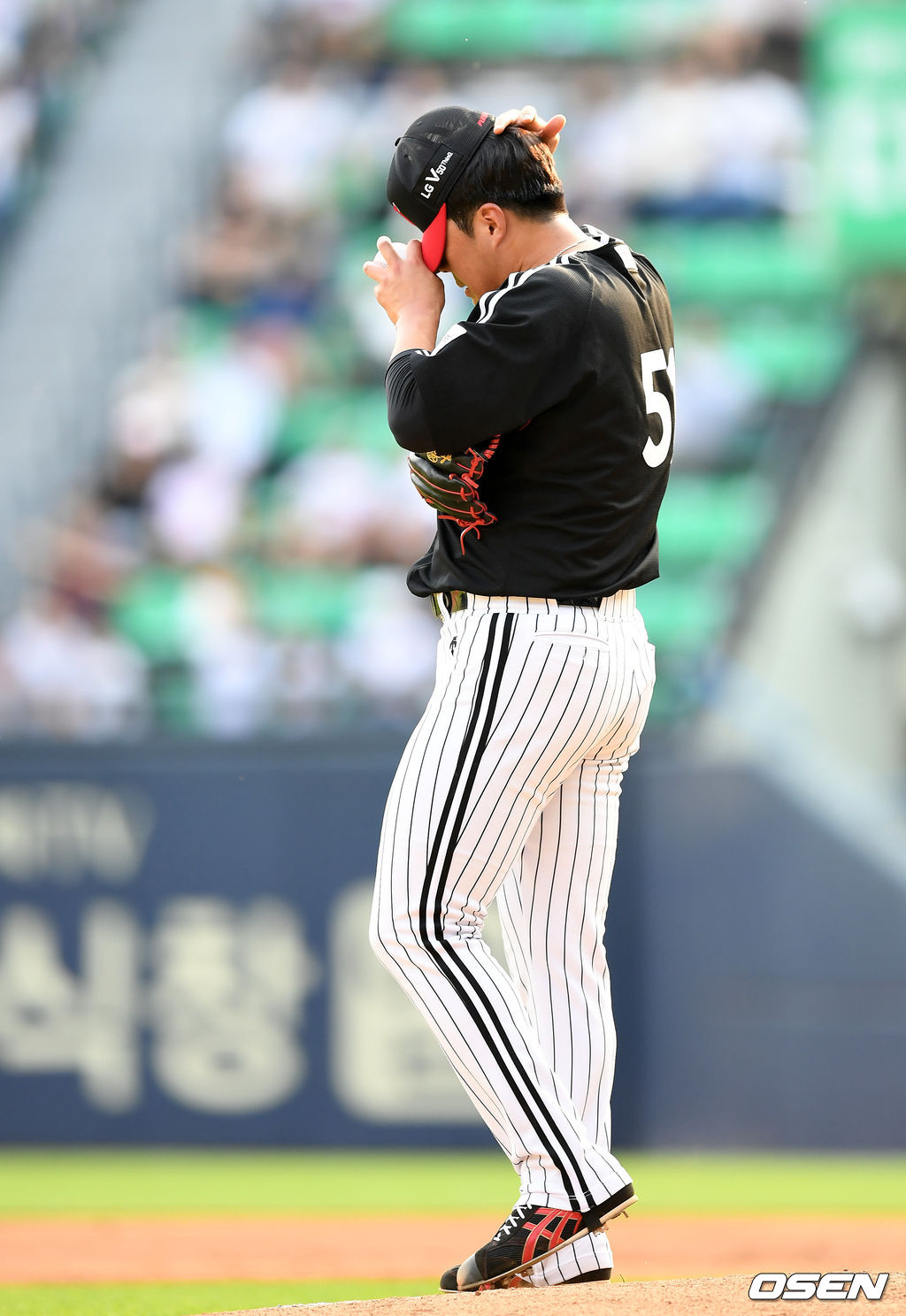 16일 오후 서울 잠실야구장에서 ‘2019년 신한은행 마이카 KBO리그’ 두산 베어스와 LG 트윈스의 경기가 열렸다.2회말 2사 만루에서 LG 임지섭이 두산 김재환에게 몸에 맞는 공을 허용하고 아쉬워하고 있다. /sunday@osen.co.kr