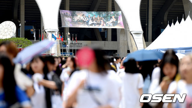 방탄소년단 팬들이 공연장으로 향하고 있다. /dreamer@osen.co.kr