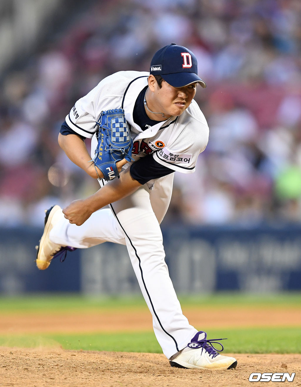 16일 오후 서울 잠실야구장에서 ‘2019년 신한은행 마이카 KBO리그’ 두산 베어스와 LG 트윈스의 경기가 열렸다.6회초 무사에서 두산 함덕주가 역투하고 있다. /sunday@osen.co.kr