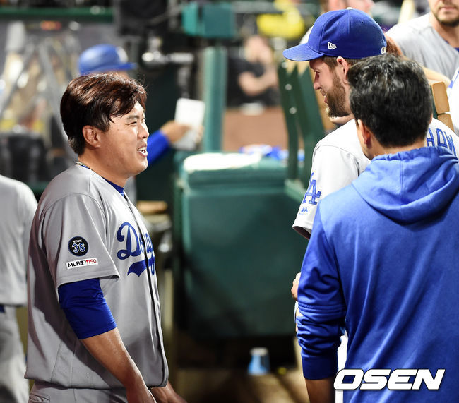 11일(한국시간) 미국 캘리포니아주 애너하임 앤젤스 스타디움에서 2019 메이저리그(MLB) LA 에인절스와 LA 다저스의 경기가 펼쳐졌다. 이날 가장 관심을 모으는 것은 '천재' 오타니와의 맞대결. 그러나 일단은 오타니는 벤치에서 시작한다. 한편 류현진은 올 시즌 12경기에서 9승 1패 평균자책점 1.35을 기록했다. 메이저리그 선수 중 가장 먼저 10승을 도전하며, 류현진 개인으로서는 2014년 이후 5년 만에 10승 도전이다. 6회말을 마친 LA 다저스 선발 류현진이 덕아웃에서 커쇼와 즐겁게 얘기를 나누고 있다./ soul1014@osen.co.kr