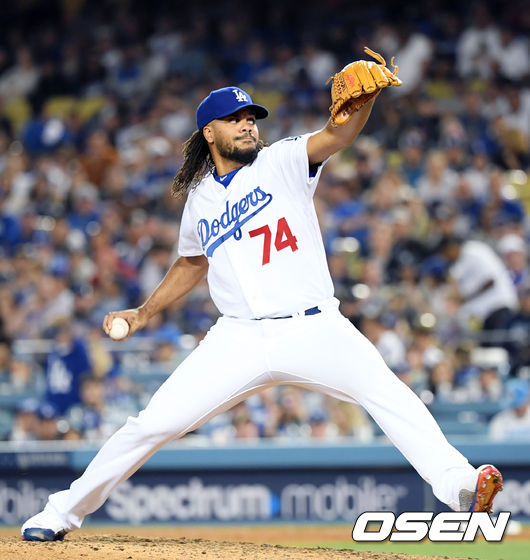 6월에 들어선 워커 뷸러의 상승세와 승수 추가 페이스가 마무리 잰슨의 블론세이브로 주춤거렸다. 뷸러는 16일(이하 한국시간) 미국 캘리포니아주 로스앤젤레스 다저스타디움에서 열린 ‘2019 메이저리그’ 시카고 컵스와의 경기에 선발 등판해 7이닝 2피안타 무4사구 6탈삼진 무실점 역투를 펼쳤다. 경기 9회초 LA다저스 켄리 잰슨이 역투하고 있다. / eastsea@osen.co.kr
