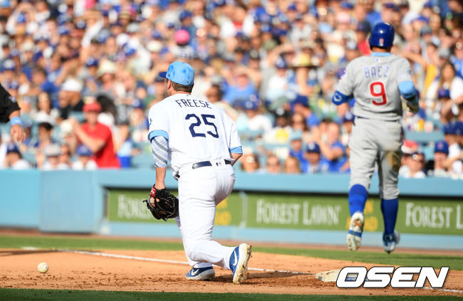 6회초 컵스 바에즈의 3루 땅볼을 터너가 1루에 악송구 류현진 실점의 빌미를 만들어 주고 있다./ eastsea@osen.co.kr