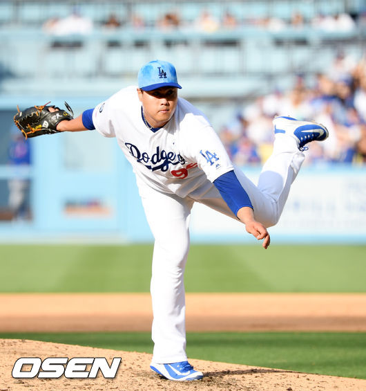 류현진(LA 다저스)이 자신의 진면목을 미국 전역에 널리 알렸다.   류현진은 17일(이하 한국시간) 미국 캘리포니아주 로스앤젤레스 다저 스타디움에서 열린 ‘2019 메이저리그’ 시카고 컵스와의 경기에 선발 등판해 7이닝 7피안타 무4사구 8탈삼진 2실점(비자책점)을 기록하고 마운드를 내려왔다. 팀은 3-2로 1점 차 신승을 거두며 컵스와의 시리즈 3승1패 위닝시리즈를 만들었다.  6회초 류현진이 역투하고 있다. / eastsea@osen.co.kr