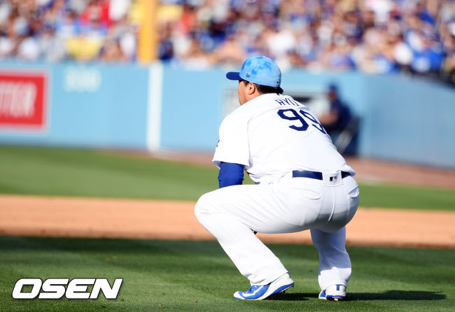 6회초 연속안타 허용한 류현진이 타구를 바라보고 있다.  / eastsea@osen.co.kr