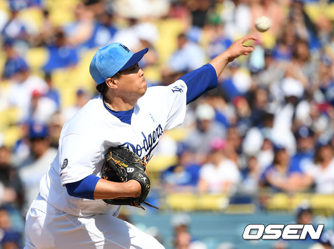 류현진이 경기 전 스트레칭을 하고 있다. / eastsea@osen.co.kr