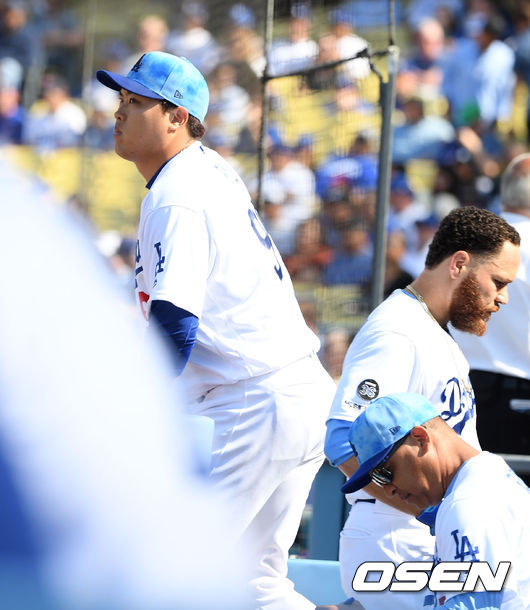 17일 (한국시간) 미국 캘리포니아주 로스앤젤레스 다저스타디움에서 2019 메이저리그 LA다저스와 시카고컵스의 경기가 열렸다.  이날 LA 다저스는 선발투수로 류현진을, 시카고컵스는 호세 퀸타나를 내세웠다. 한편, 류현진은 올 시즌 13경기 9승1패 평균자책점 1.38을 기록 중. 이날 두 번째 10승 도전에 나선다.  2회초 류현진이 투구를 위해 마운드로 나가고 있다. / eastsea@osen.co.kr