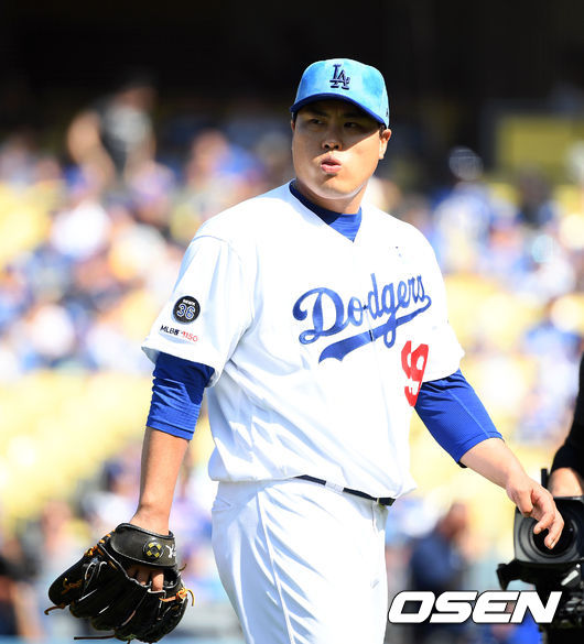 17일 (한국시간) 미국 캘리포니아주 로스앤젤레스 다저스타디움에서 2019 메이저리그 LA다저스와 시카고컵스의 경기가 열렸다.  이날 LA 다저스는 선발투수로 류현진을, 시카고컵스는 호세 퀸타나를 내세웠다. 한편, 류현진은 올 시즌 13경기 9승1패 평균자책점 1.38을 기록 중. 이날 두 번째 10승 도전에 나선다.  1회초 류현진이 연속안타 후 보트를 삼진으로 처리 위기를 넘기고 있다. / eastsea@osen.co.kr