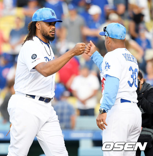 류현진(LA 다저스)이 자신의 진면목을 미국 전역에 널리 알렸다.   류현진은 17일(이하 한국시간) 미국 캘리포니아주 로스앤젤레스 다저 스타디움에서 열린 ‘2019 메이저리그’ 시카고 컵스와의 경기에 선발 등판해 7이닝 7피안타 무4사구 8탈삼진 2실점(비자책점)을 기록하고 마운드를 내려왔다. 팀은 3-2로 1점 차 신승을 거두며 컵스와의 시리즈 3승1패 위닝시리즈를 만들었다.  9회 지켜내며 승리 이끈 LA다저스 켄리 잰슨이 로버츠 감독과 하이파이브를 나누고 있다. / eastsea@osen.co.kr