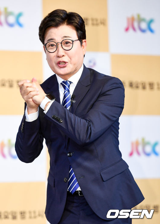 JTBC 예능 프로그램 ‘뭉쳐야 찬다’ 기자간담회가 18일 오전 서울 마모구 도화동 서울가든호텔에서 열렸다. 양준혁, 허재, 이만기, 김성주, 김동현, 김용만, 이봉주, 심권호, 진종오, 안정환이 포토타임을 갖고 있다. /pjmpp@osen.co.kr