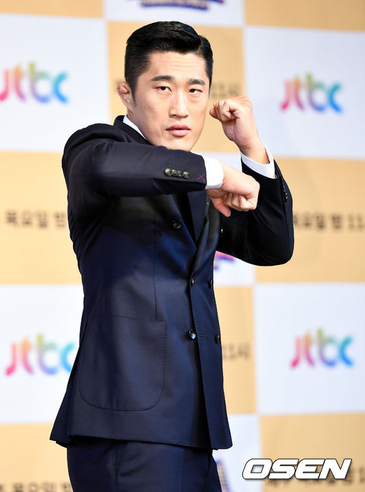 JTBC 예능 프로그램 ‘뭉쳐야 찬다’ 기자간담회가 18일 오전 서울 마모구 도화동 서울가든호텔에서 열렸다. 양준혁, 허재, 이만기, 김성주, 김동현, 김용만, 이봉주, 심권호, 진종오, 안정환이 포토타임을 갖고 있다. /pjmpp@osen.co.kr