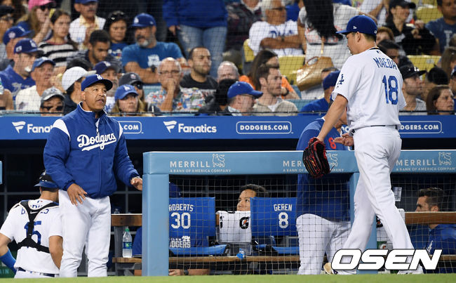 18일 (한국시간) 미국 캘리포니아주 로스앤젤레스 다저 스타디움에서 2019 메이저리그 LA다저스와 샌프란시스코의 경기가 진행됐다.  이날 LA다저스는 마에다 겐타를, 샌프란시스코는 타일러 비디를 선발투수로 내세웠다.  LA다저스 로버츠 감독이 2회초 이닝 마친 선발투수 마에다를 격려하고 있다. / eastsea@osen.co.kr