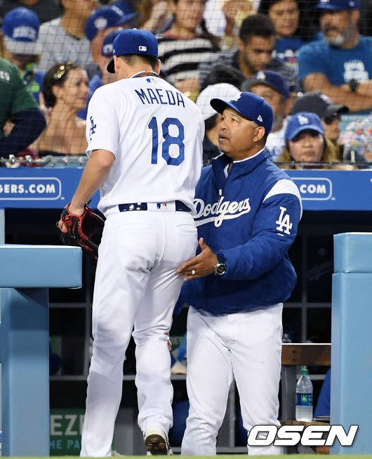 18일 (한국시간) 미국 캘리포니아주 로스앤젤레스 다저 스타디움에서 2019 메이저리그 LA다저스와 샌프란시스코의 경기가 진행됐다. 이날 LA다저스는 마에다 겐타를, 샌프란시스코는 타일러 비디를 선발투수로 내세웠다. LA다저스 데이브 로버츠 감독이 2회초 이닝 마친 마에다를 격려하고 있다. / eastsea@osen.co.kr