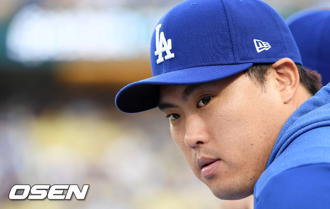 LA다저스 류현진이 동료들의 경기를 지켜보고 있다. / eastsea@osen.co.kr