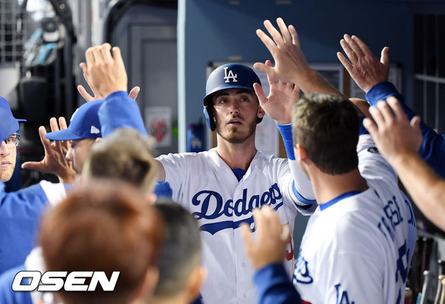 LA 다저스가 다시 한 번 타선이 침묵하면서 패했다. 다저스는 18일(이하 한국시간) 미국 캘리포니아주 로스앤젤레스 다저 스타디움에서 열린 메이저리그 샌프란시스코 자이언츠와의 경기에서 2-3으로 패했다. 이로써 다저스는 48승25패에 머물렀다. 반면, 샌프란시스코는 31승39패를 마크했다.  8회말 무사 1,3루 LA다저스 테일러의 내야땅볼 때 3루에 있던 벨린저가 득점 성공, 더그아웃에서 팀원들과 하이파이브를 나누고 있다. / eatsea@osen.co.kr