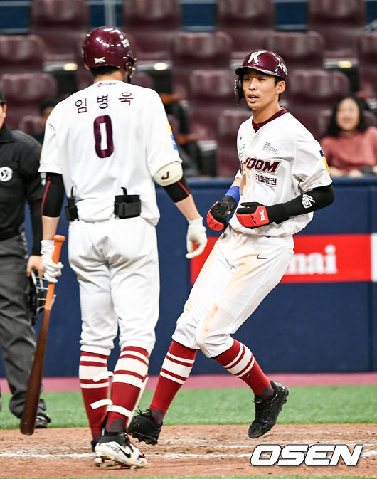 7회말 무사 1,3루 키움 임병욱 타석 때 kt 김민수의 투구가 뒤로 빠지자 3루 주자 김규민이 홈을 밟고 있다. /pjmpp@osen.co.kr