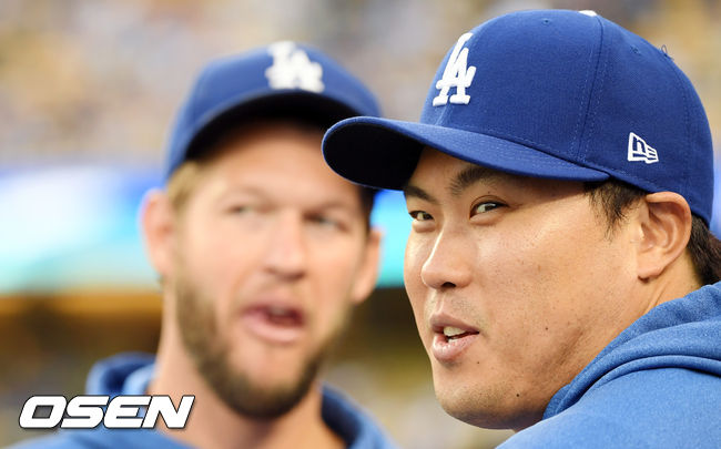 LA다저스 류현진이 커쇼의 질문에 미소 짓고 있다. / eastsea@osen.co.kr