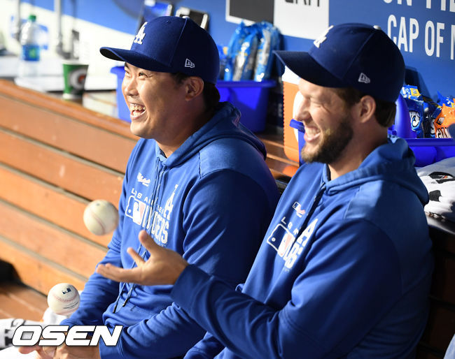 류현진이 더그아웃에 앉아 커쇼와 이야기 나누며 미소 짓고 있다. / eatsea@osen.co.kr