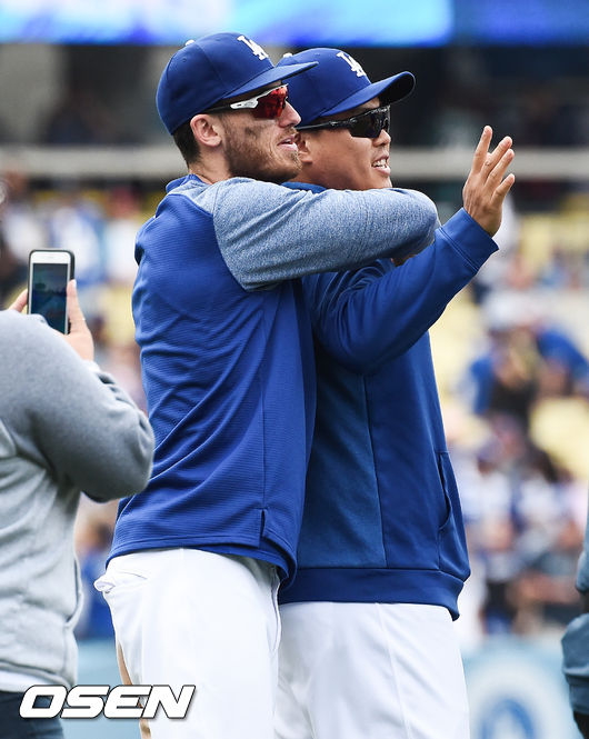 LA 다저스가 필라델피아 3연전을 모두 쓸어 담았다.  다저스는 3일(이하 한국시간) 미국 캘리포니아주 로스앤젤레스 다저스타디움에서 열린 ‘2019 메이저리그(MLB)’ 필라델피아 필리스와의 맞대결에서 8-0으로 승리했다. 이날 승리로 다저스는 5연승을 달리며 시즌 41승(19패) 째를 거뒀다. 반면 필라델피아는 4연패에 빠지며 시즌 33승 26패 째를 당했다. 경기종료 후 다저스 류현진이 벨린저와 함께 동료들을 반기고 있다./ soul1014@osen.co.kr