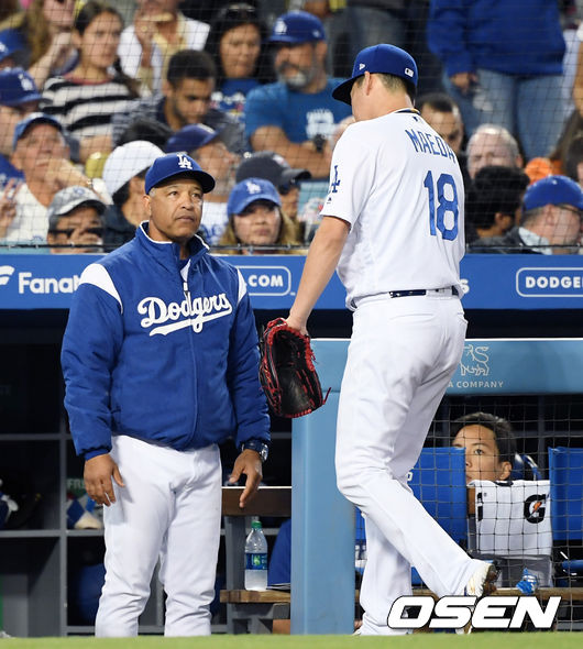 18일 (한국시간) 미국 캘리포니아주 로스앤젤레스 다저 스타디움에서 2019 메이저리그 LA다저스와 샌프란시스코의 경기가 진행됐다. 이날 LA다저스는 마에다 겐타를, 샌프란시스코는 타일러 비디를 선발투수로 내세웠다. LA다저스 로버츠 감독이 2회초 이닝 마친 마에다를 격려하고 있다. / eastsea@osen.co.kr