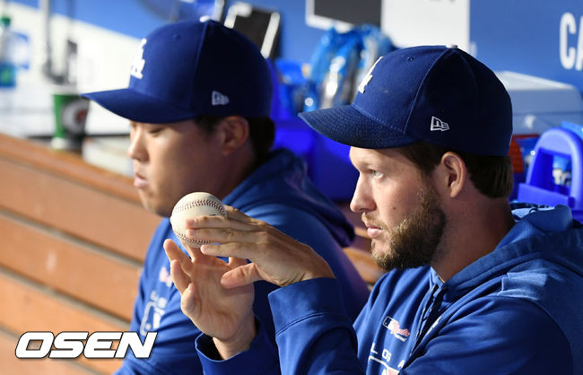 LA 다저스가 다시 한 번 타선이 침묵하면서 패했다.  다저스는 18일(이하 한국시간) 미국 캘리포니아주 로스앤젤레스 다저 스타디움에서 열린 메이저리그 샌프란시스코 자이언츠와의 경기에서 2-3으로 패했다. 이로써 다저스는 48승25패에 머물렀다. 반면, 샌프란시스코는 31승39패를 마크했다.   커쇼가 류현진과 함께 더그아웃에 앉아 그립을 쥐어보며 끊임없이 마인드컨트롤 하고 있다. / eatsea@osen.co.kr