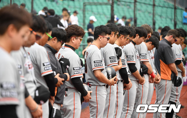 경기에 앞서 한화 선수들이 현중일을 맞아 묵념하고 있다. /youngrae@osen.co.kr