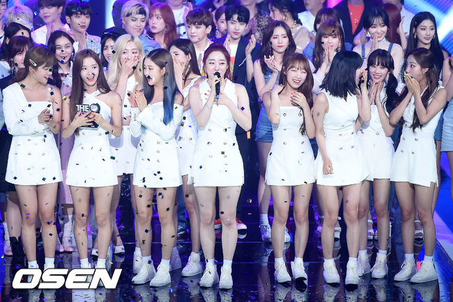 더쇼 생방송에서 우주소녀가 2주연속 1위에 선정되고 있다. / rumi@osen.co.kr