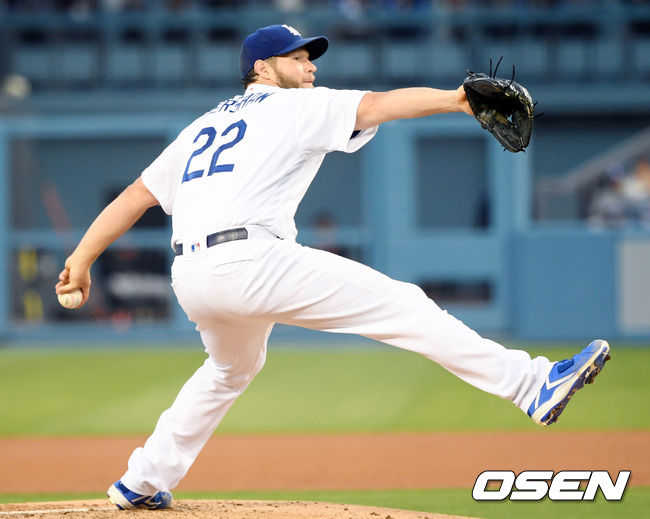 19일 (한국시간) 미국 캘리포니아주 로스앤젤레스 다저 스타디움에서 2019 메이저리그 LA다저스와 샌프란시스코의 경기가 진행됐다.  이날 LA다저스는 클레이튼 커쇼를, 샌프란시스코는 숀 앤더슨을 선발투수로 내세웠다.  3회초 LA다저스 클레이튼 커쇼가 역투하고 있다. / eastsea@osen.co.kr