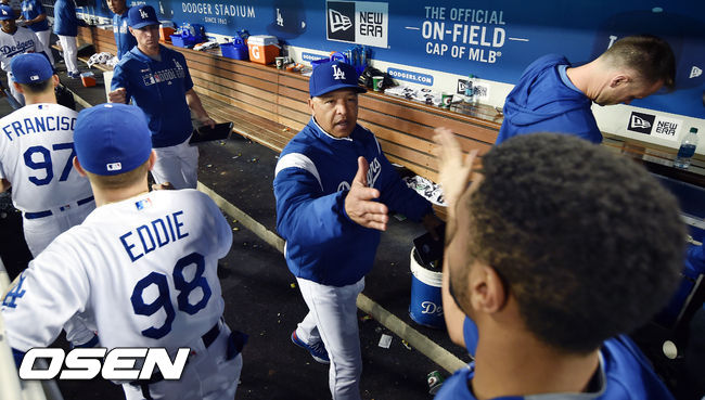 LA 다저스가 커쇼의 완벽투와 모처럼 터진 타선의 힘에 힘입어 전날 패배를 설욕했다.  다저스는 19일(이하 한국시간) 미국 캘리포니아주 로스앤젤레스 다저 스타디움에서 열린 ‘2019 메이저리그’ 샌프란시스코 자이언츠와의 경기에서 9-0 완승을 거뒀다.  경기 후 LA다저스 로버츠 감독이 선수들과 승리의 기쁨을 함께 나누고 있다. / eastsea@osen.co.kr