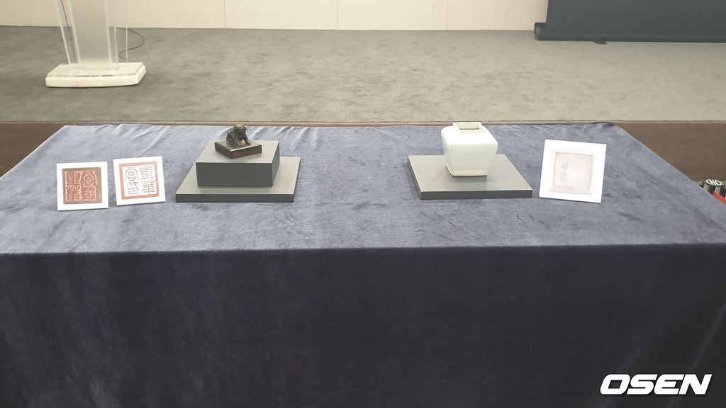 중화궁인(왼쪽)과 백자이동궁명사각호