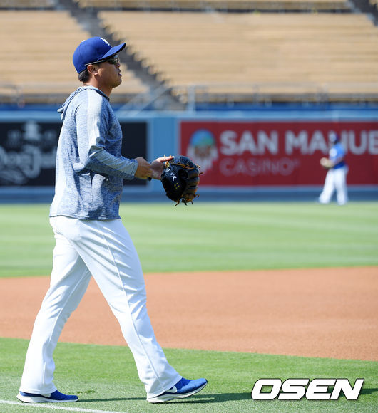 19일 (한국시간) 미국 캘리포니아주 로스앤젤레스 다저 스타디움에서 열릴 2019 메이저리그 LA다저스와 샌프란시스코의 경기에 앞서 그라운드 훈련이 진행됐다. 이날 LA다저스는 클레이튼 커쇼를, 샌프란시스코는 숀 앤더슨을 선발투수로 내세웠다. 류현진이 수비훈련을 위해 마운드를 향하고 있다. / eastsea@osen.co.kr