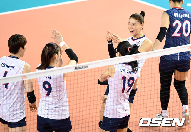 1세트 대한민국 김연경이 득점에 성공한 동료들과 환호하고 있다. /sunday@osen.co.kr