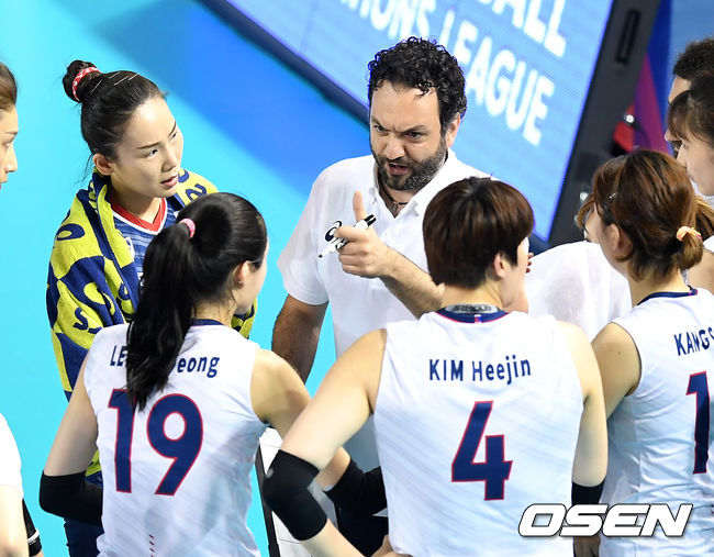 19일 오후 충남 보령종합체육관에서 2019 FIVB 여자 발리볼네이션스리그 대한민국과 일본의 경기가 열렸다.1세트 대한민국 라바리니 스테파노 감독이 작전을 지시하고 있다. /sunday@osen.co.kr