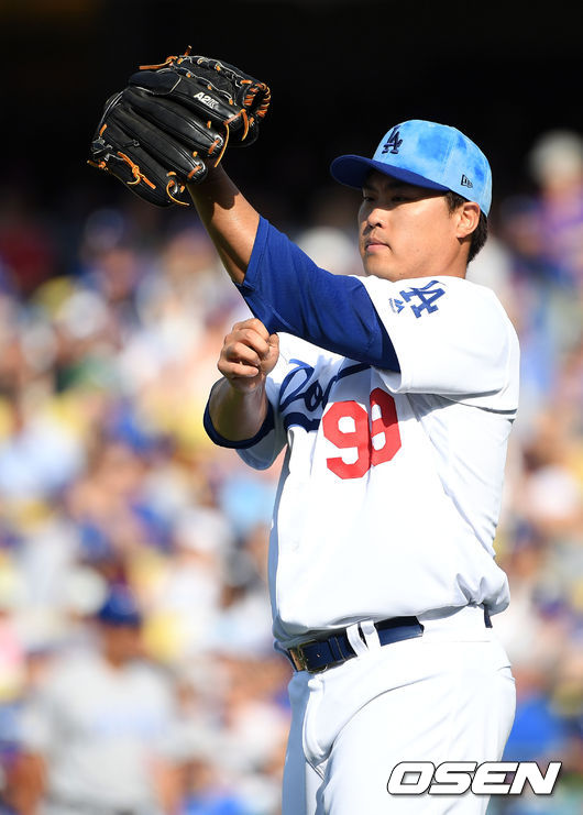 2회초 투구를 마친 류현진을 로버츠 감독이 맞이하고 있다. / eastsea@osen.co.kr