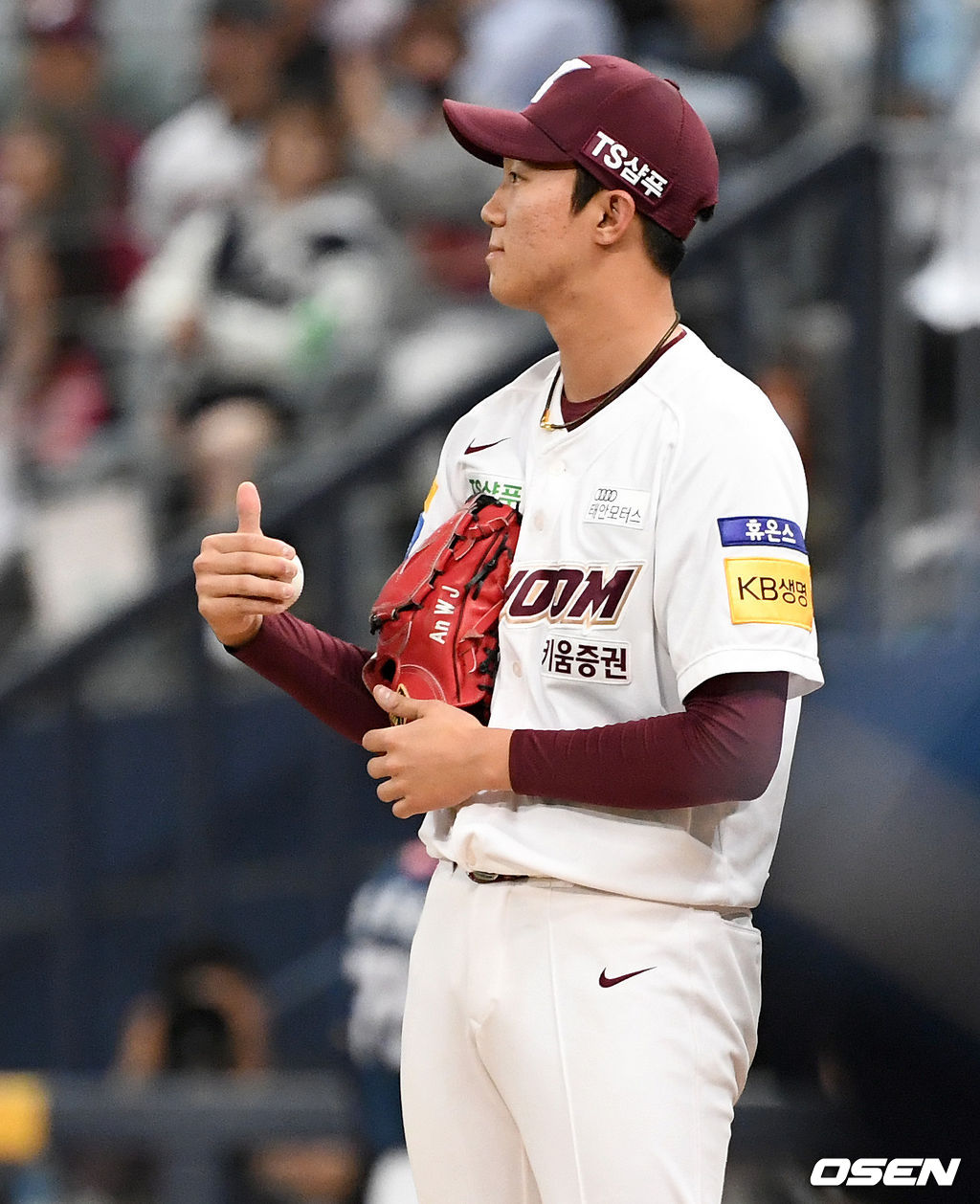 5회초 1사 주자없는 상황 NC 베탄코트의 외야 플라이 때 키움 중견수 임병욱이 점프해 잡아냈다. 인사를 전하는 키움 선발 안우진. /dreamer@osen.co.kr