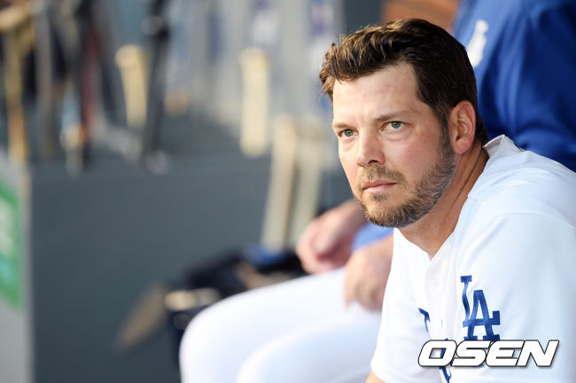 20일 (한국시간) 미국 캘리포니아주 로스앤젤레스 다저 스타디움에서 2019 메이저리그 LA다저스와 샌프란시스코의 경기가 진행됐다.  이날 LA다저스는 리치 힐을, 샌프란시스코는 드류 포머란츠를 선발투수로 내세웠다.  1회초 이닝 마친 LA다저스 선발투수 리치 힐이 더그아웃에서 경기를 지켜보고 있다. 리치 힐은 1회 등판 후 2회 딜런 플로로와 교체됐다. / eastsea@osen.co.kr