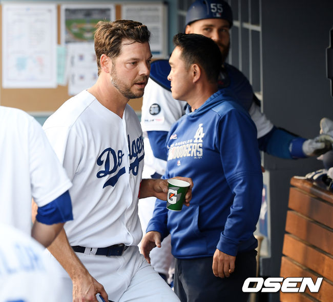 20일 (한국시간) 미국 캘리포니아주 로스앤젤레스 다저 스타디움에서 2019 메이저리그 LA다저스와 샌프란시스코의 경기가 진행됐다.  이날 LA다저스는 리치 힐을, 샌프란시스코는 드류 포머란츠를 선발투수로 내세웠다.  한편, 리치 힐은 1회 조 패닉을 삼진, 도노반 솔라노를 좌익수 뜬공, 타일러 오스틴을 삼진으로 솎아내며 삼자범퇴 이닝을 만들었다. 이닝을 간단하게 처리했다.그러나 2회초가 시작되어야 하는 상황에서 힐은 마운드에 오르지 못했다. 다저스는 급히 불펜진을 호출했고, 딜런 플로로가 마운드에 올랐다. 15개의 공만 던졌다.  1회초 무실점으로 이닝 마친 LA다저스 선발투수 리치 힐이 더그아웃에서 목을 축이고 있다. / eastsea@osen.co.kr