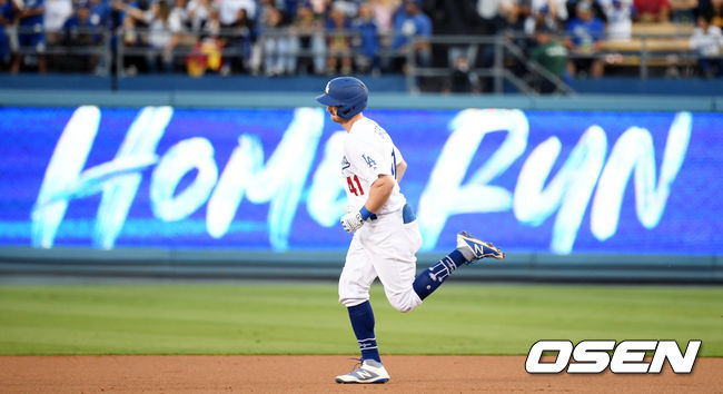 홈런을 치고 베이스를 도는 카일 갈릭. /eastsea@osen.co.kr
