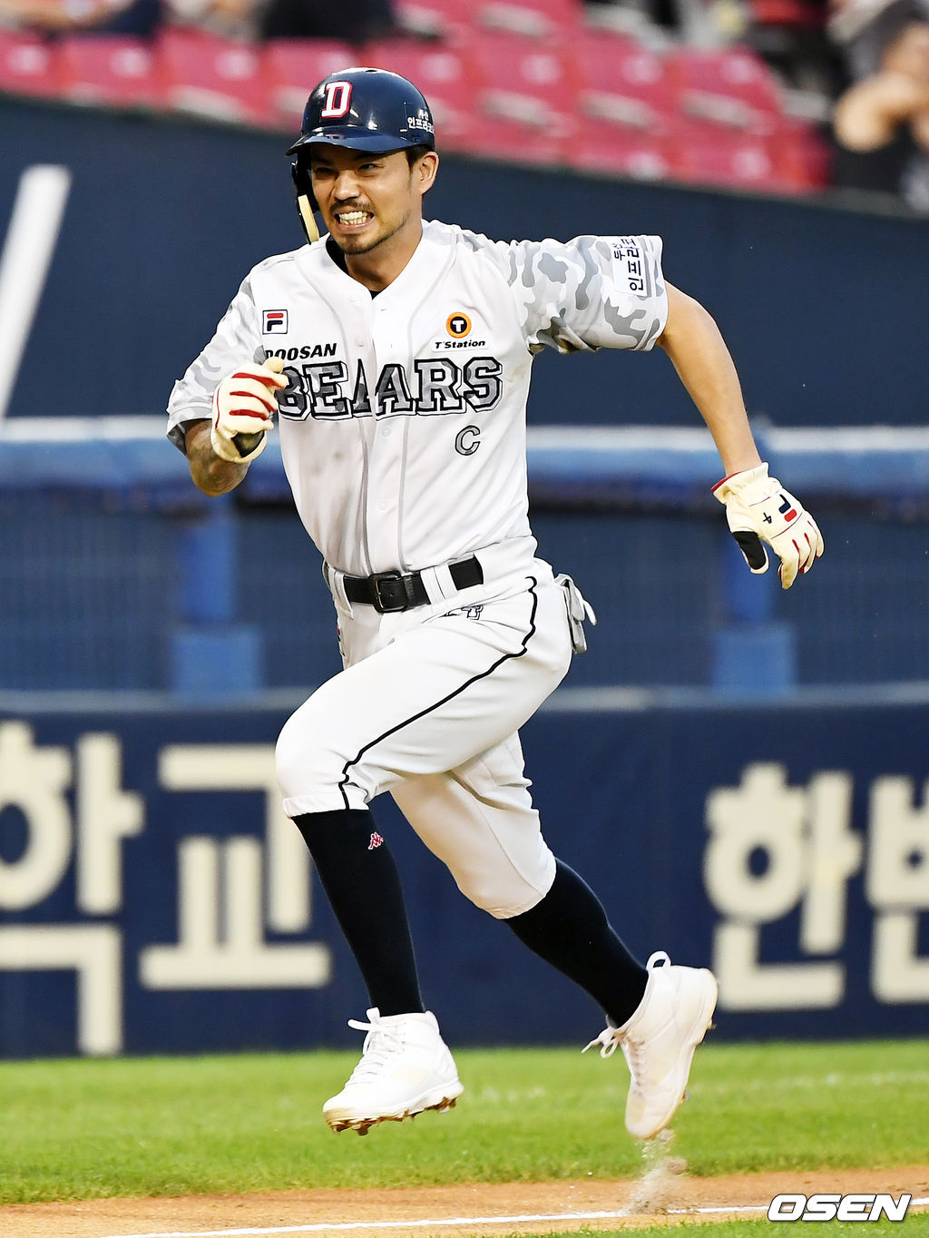 3회말 1사 만루 두산 김재환의 희생플라이 때 3루 주자 오재원이 태그업 후 홈을 밟고 있다. /pjmpp@osen.co.kr