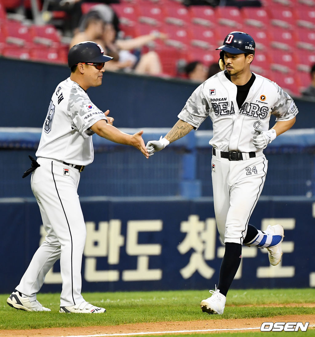 3회말 2사 1,2루 두산 오재원이 3점 홈런을 날린 뒤 김민재 코치와 하이파이브를 하고 있다. /pjmpp@osen.co.kr