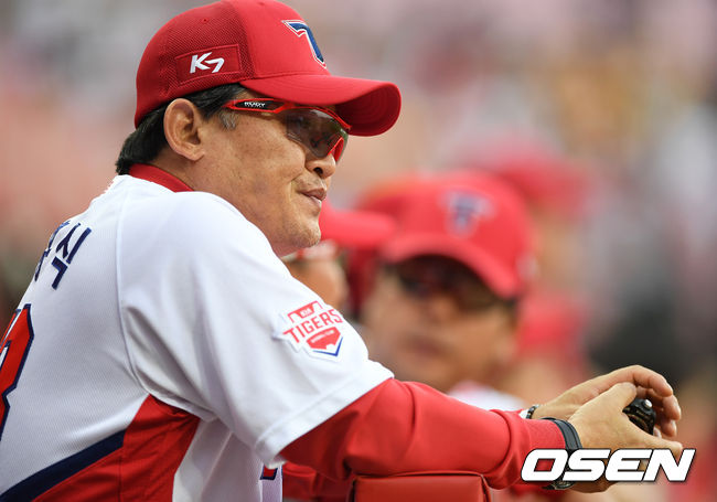 OSEN=이대선 기자] KIA 타이거즈 박흥식 감독대행이 그라운를 바라보고 있다. /sunday@osen.co.kr