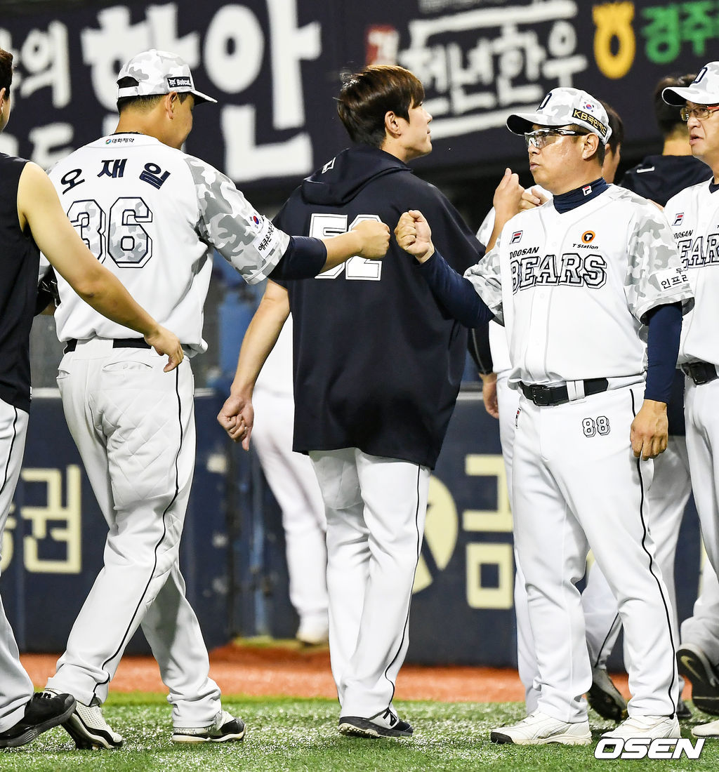 경기에서 승리한 두산 선수들이 오재일이 김태형 감독과 하이파이브를 하고 있다. /pjmpp@osen.co.kr