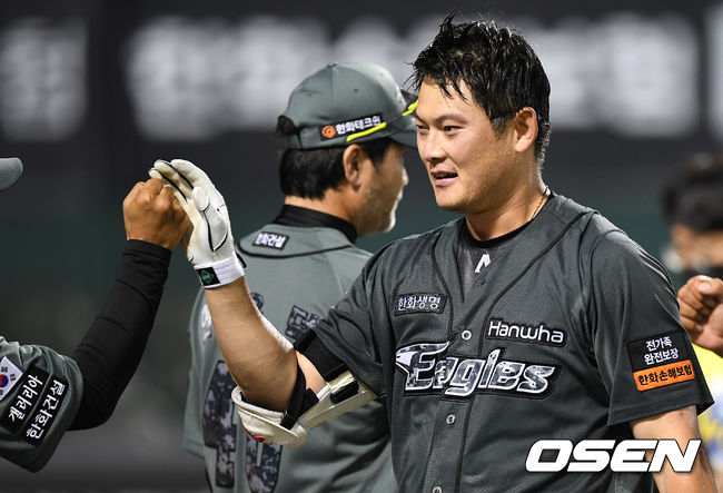 경기 종료 후 끝내기 홈런을 기록한 한화 이성열이 코칭스태프와 승리의 기쁨을 나누고 있다. /sunday@osen.co.kr