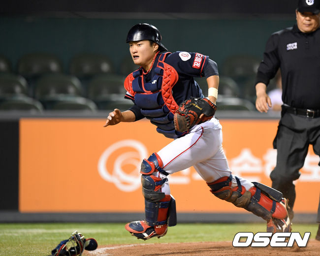 9회말 2사 1,3루에서 롯데 안중열이 구승민의 공을 놓치고 있다. /sunday@osen.co.kr