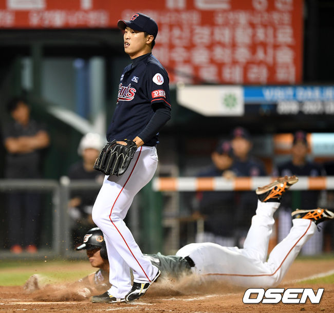 9회말 2사 1,3루에서 롯데 구승민이 폭투로 실점하고 있다. /sunday@osen.co.kr