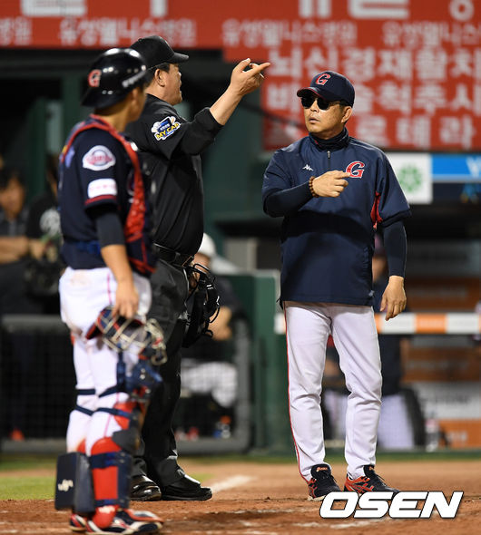 20일 오후 대전 한화생명이글스파크에서 ‘2019년 신한은행 마이카 KBO리그’ 한화 이글스와 롯데 자이언츠의 경기가 열릴 예정이다.9회초 1사 1,2루에서 롯데 양상문 감독이 한화 정은원이 출루 때 3피트 라인을 벗어나지 않았냐는 어필을 하고 있다. /sunday@osen.co.kr