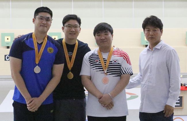 [사진]왼쪽부터 고은석,진종오,박대훈, 김기환 서울시청 감독 /대한사격연맹 제공