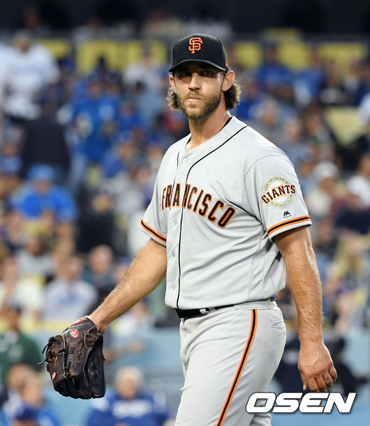 21일 (한국시간) 미국 캘리포니아주 로스앤젤레스 다저 스타디움에서 2019 메이저리그 LA다저스와 샌프란시스코의 경기가 진행됐다.  이날 LA다저스는 훌리오 유리아스를, 샌프란시스코는 매디슨 범가너를 선발투수로 내세웠다. 한편, 지난 10일 샌프란시스코 오라클 파크에서 열린 경기에서 먼시가 범가너를 상대로 홈런을 때린 뒤 신경전을 벌였고, 이후 첫 만남이다.  3회말 이닝 마친 샌프란시스코 선발투수 매디슨 범가너가 더그아웃으로 향하고 있다.